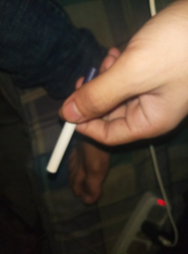 天无绝人之路，无意间发现床底下有支烟，可能是平时掉的，紧张的立马把窗户关了，怕透2 / 作者:小伍hhjjn / 