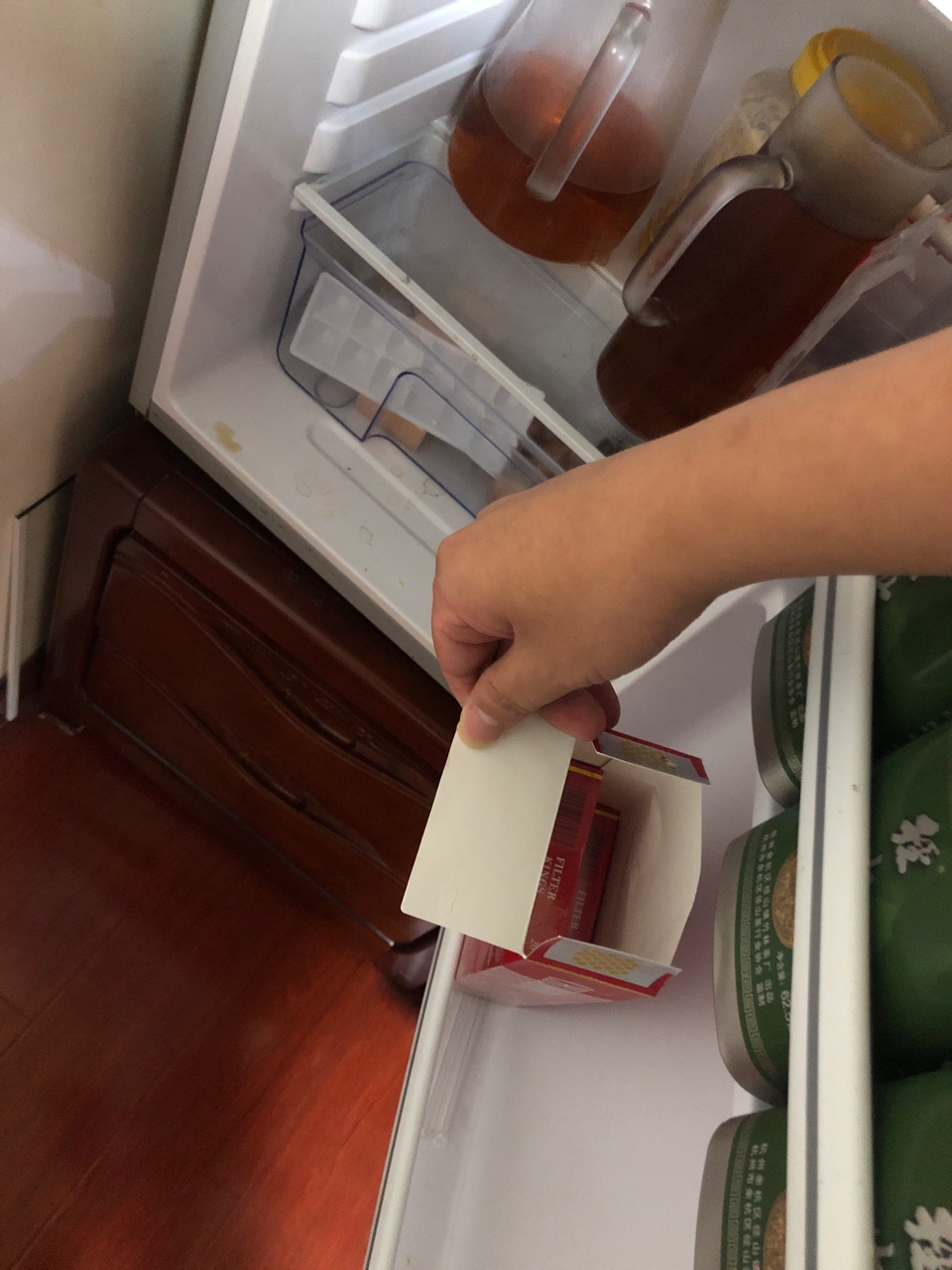 天无绝人之路，无意间发现床底下有支烟，可能是平时掉的，紧张的立马把窗户关了，怕透97 / 作者:v:wanwan223333 / 