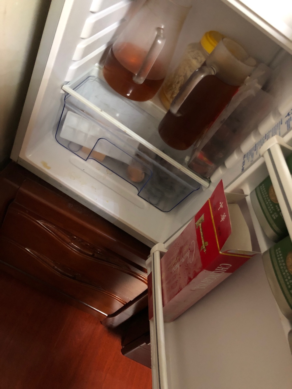 天无绝人之路，无意间发现床底下有支烟，可能是平时掉的，紧张的立马把窗户关了，怕透99 / 作者:v:wanwan223333 / 