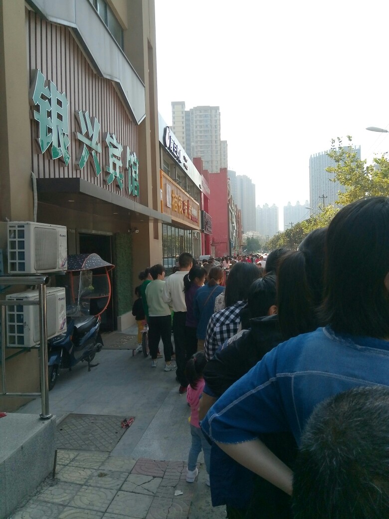 老乡鸡门店门口排队炸了，一堆人，现在没去的老哥不用去排了，估计排不上了


19 / 作者:孙笑川c位出殡 / 