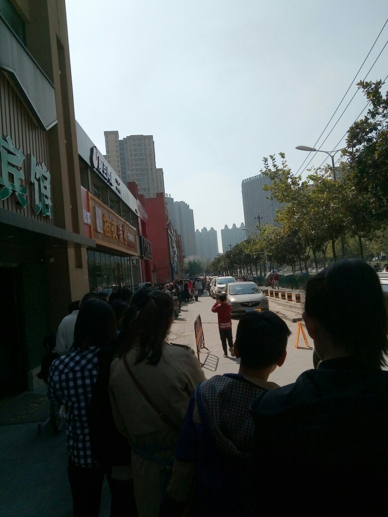 老乡鸡门店门口排队炸了，一堆人，现在没去的老哥不用去排了，估计排不上了


89 / 作者:孙笑川c位出殡 / 