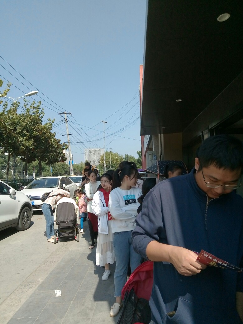老乡鸡门店门口排队炸了，一堆人，现在没去的老哥不用去排了，估计排不上了


23 / 作者:孙笑川c位出殡 / 