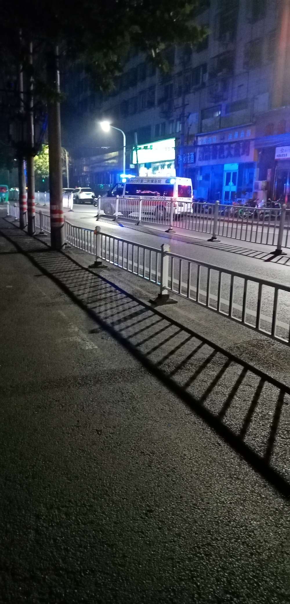 有个人按摩进救护车了


82 / 作者:狗催都被绿 / 