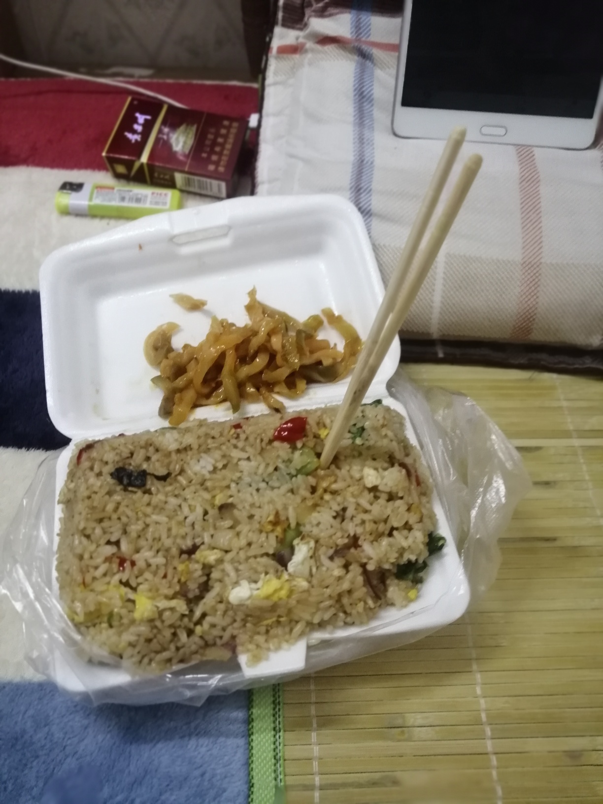 美团8月份赔的钱，买了包烟7元，榨菜2元，蛋炒饭6元，共15元，在没有钱时，吃什么都香84 / 作者:红尘。 / 