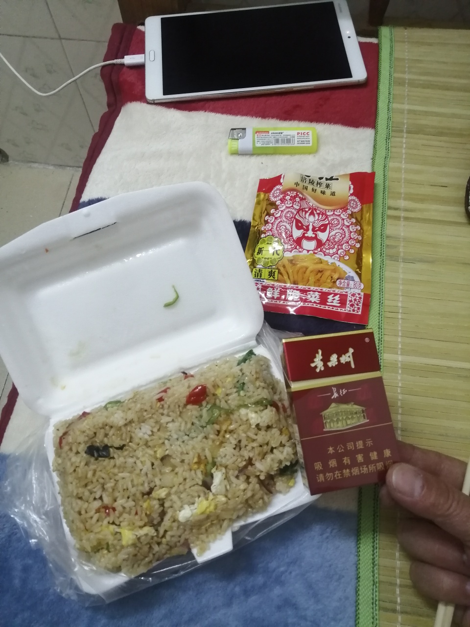美团8月份赔的钱，买了包烟7元，榨菜2元，蛋炒饭6元，共15元，在没有钱时，吃什么都香39 / 作者:红尘。 / 