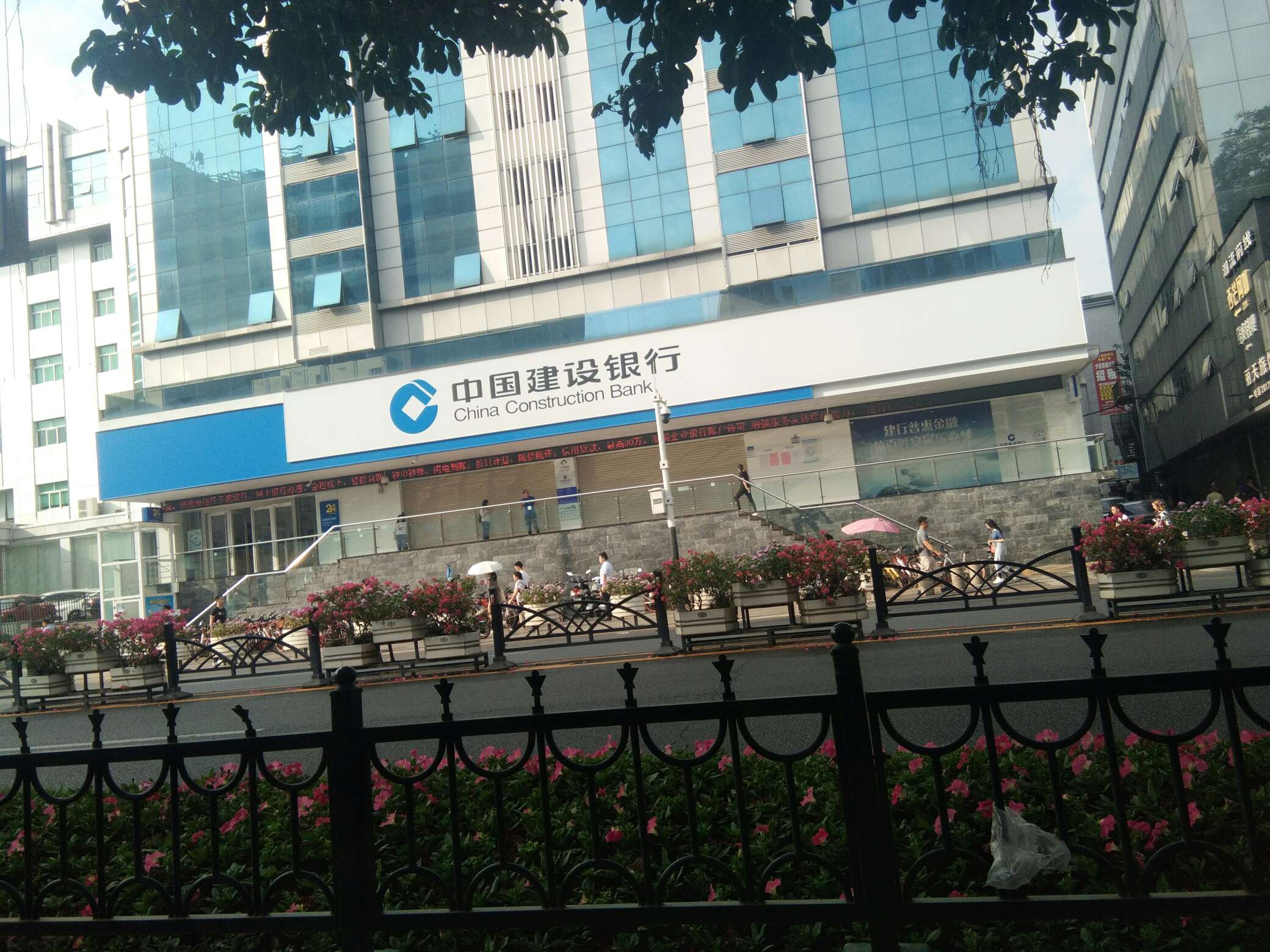 已经在建设银行门口了，等待开门接我第一个客户，希望能销户

54 / 作者:513245580 / 