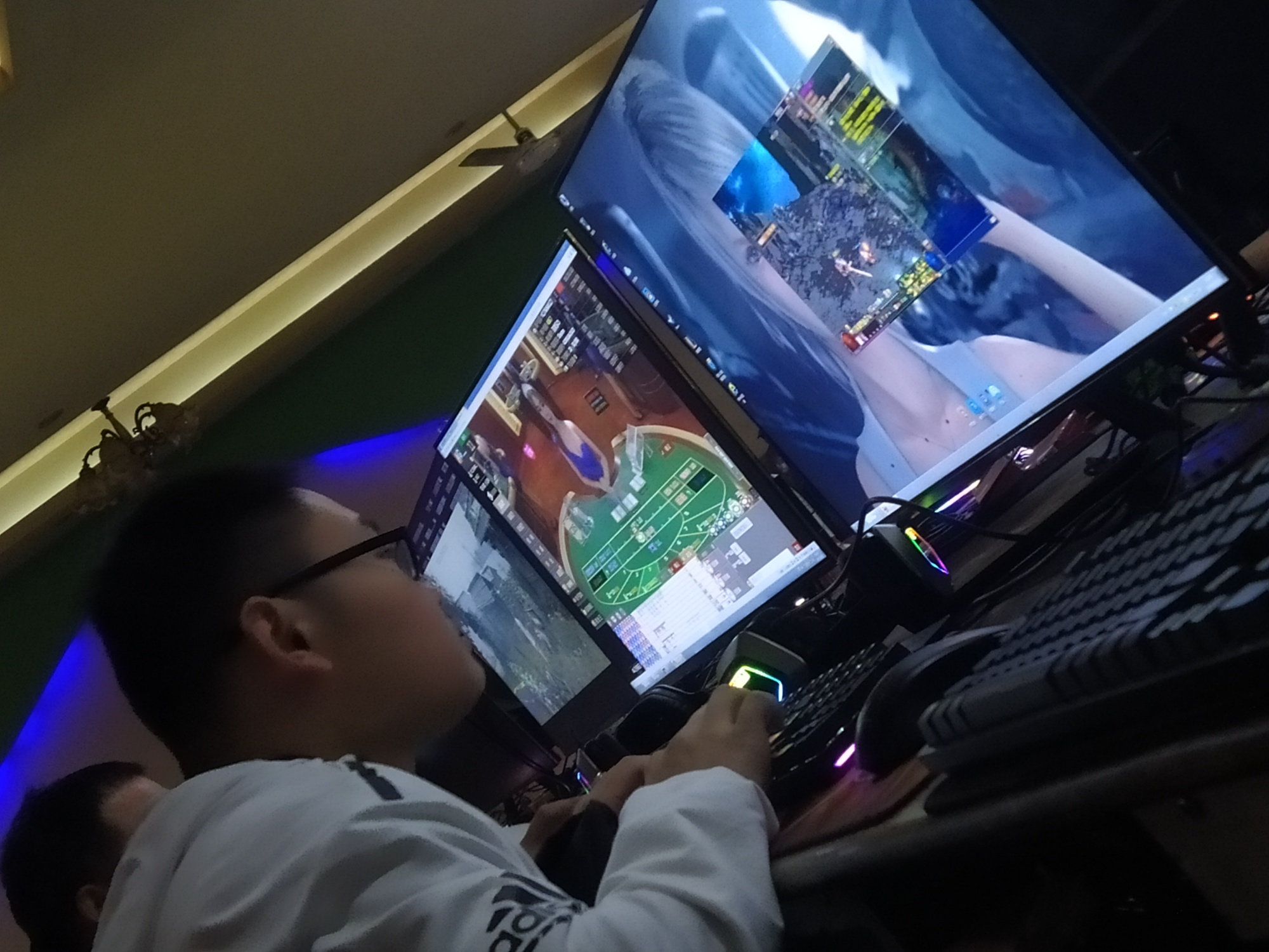 赌狗真多

48 / 作者:不醒的梦 / 