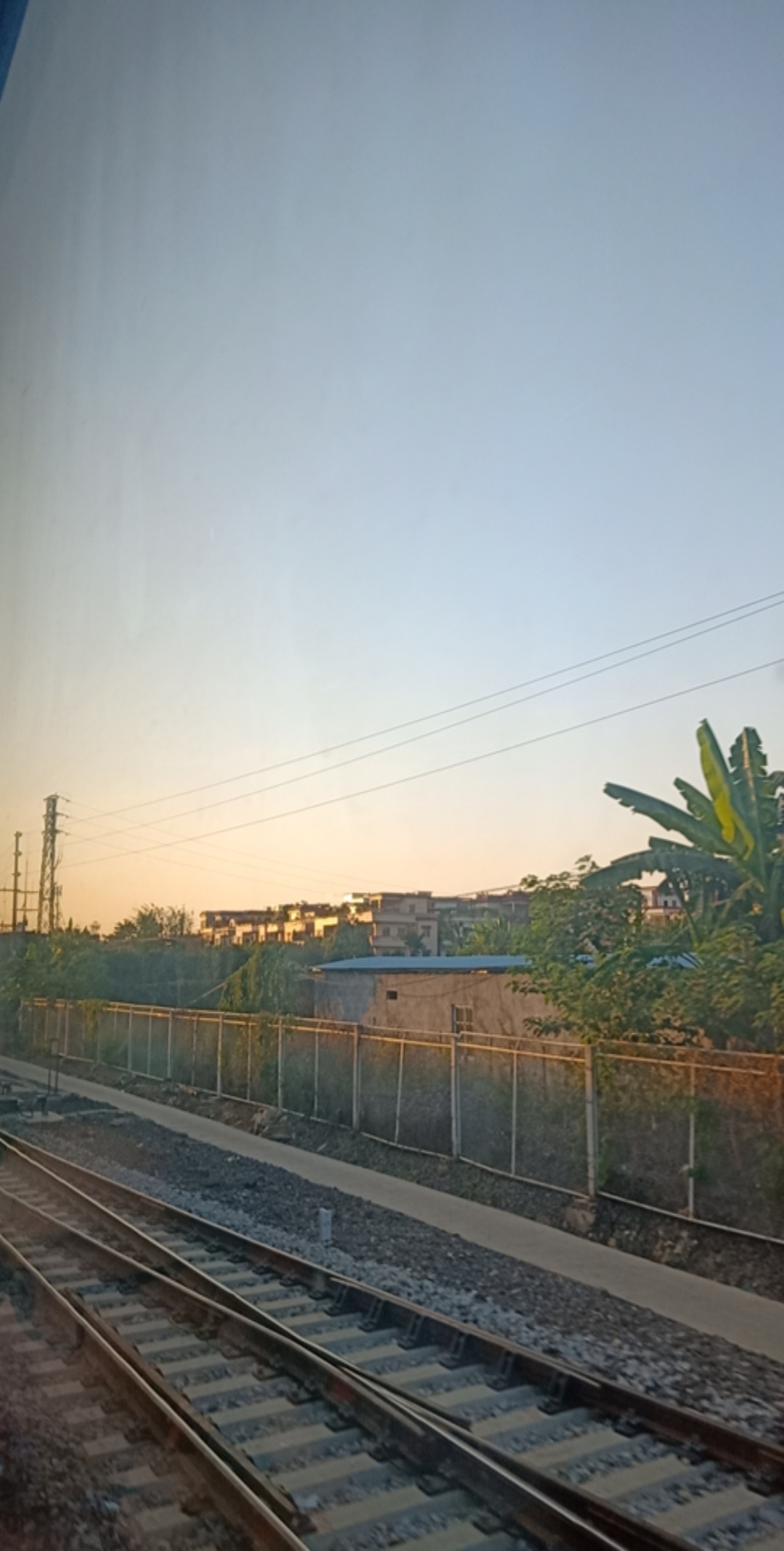         万丈深海终见底，五寸人心摸不着
        百尺大楼平台起，莫叫他人瞧不起
84 / 作者:答应我D下去 / 