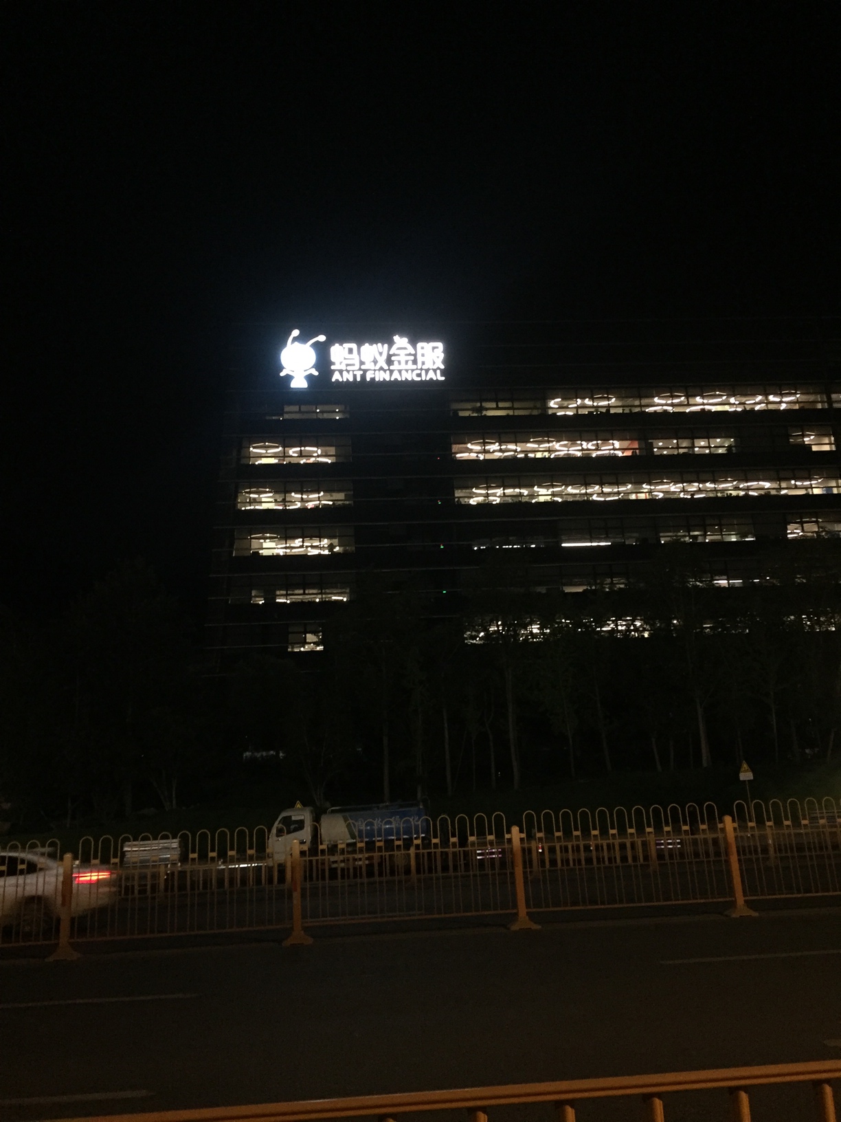 老哥们 下班经过蚂蚁金服 老马的员工正在加班给你们提额呢

66 / 作者:狗赌庄 / 