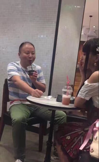 抽2个老哥，28楼，88楼，一包黄鹤楼软蓝，

77 / 作者:哈哈哈665 / 