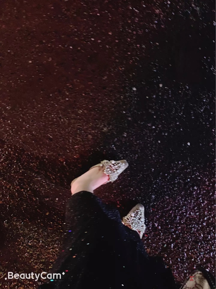 一个人在南京的街头流浪，昨晚到现在就喝了两瓶水，身上就剩1块5毛钱，手机也快没电了68 / 作者:酒米酒米 / 