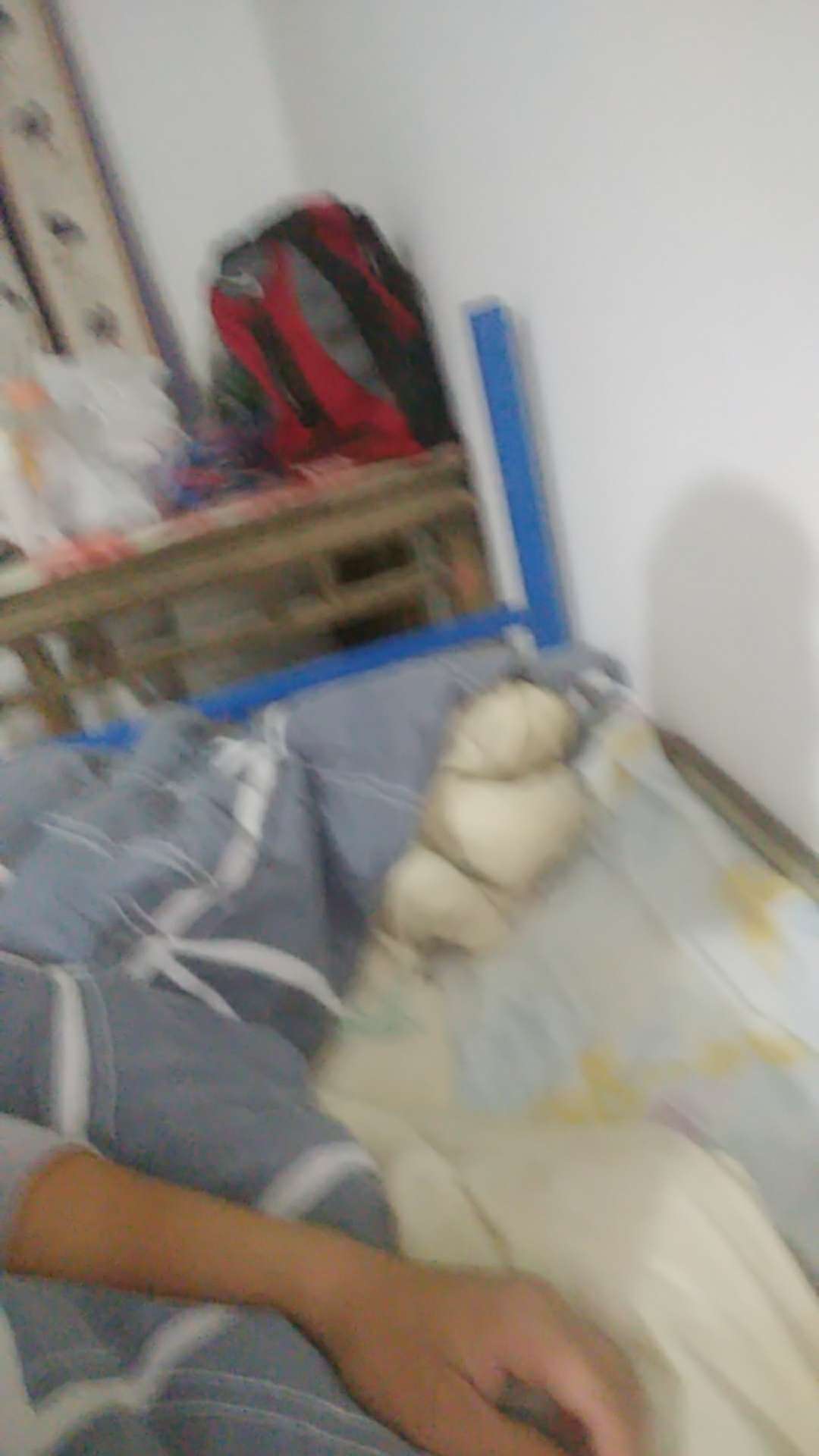 5点到地方，六点被接到，然后吃了饭，现在安排好住的地方一共我们四个两人一间房，管21 / 作者:从头再来吧！ / 