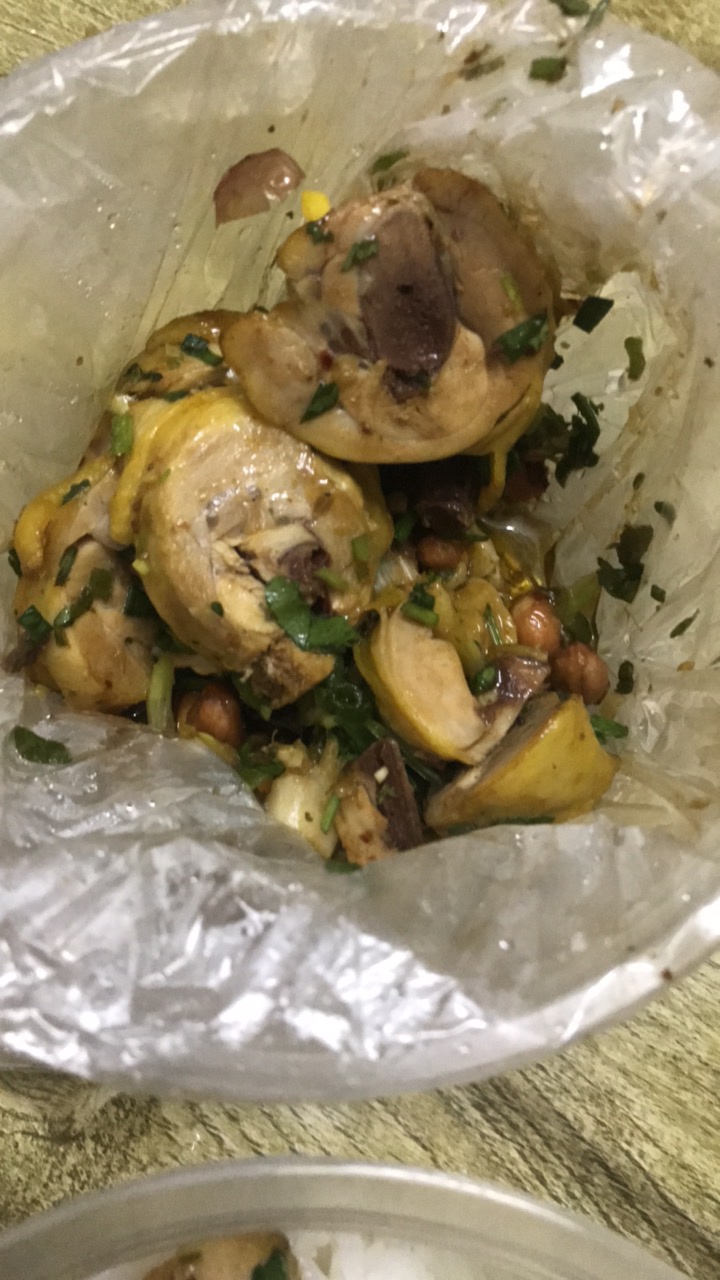 十块钱两个鸡腿，两块钱米饭，又是一餐了


96 / 作者:嘿细 / 