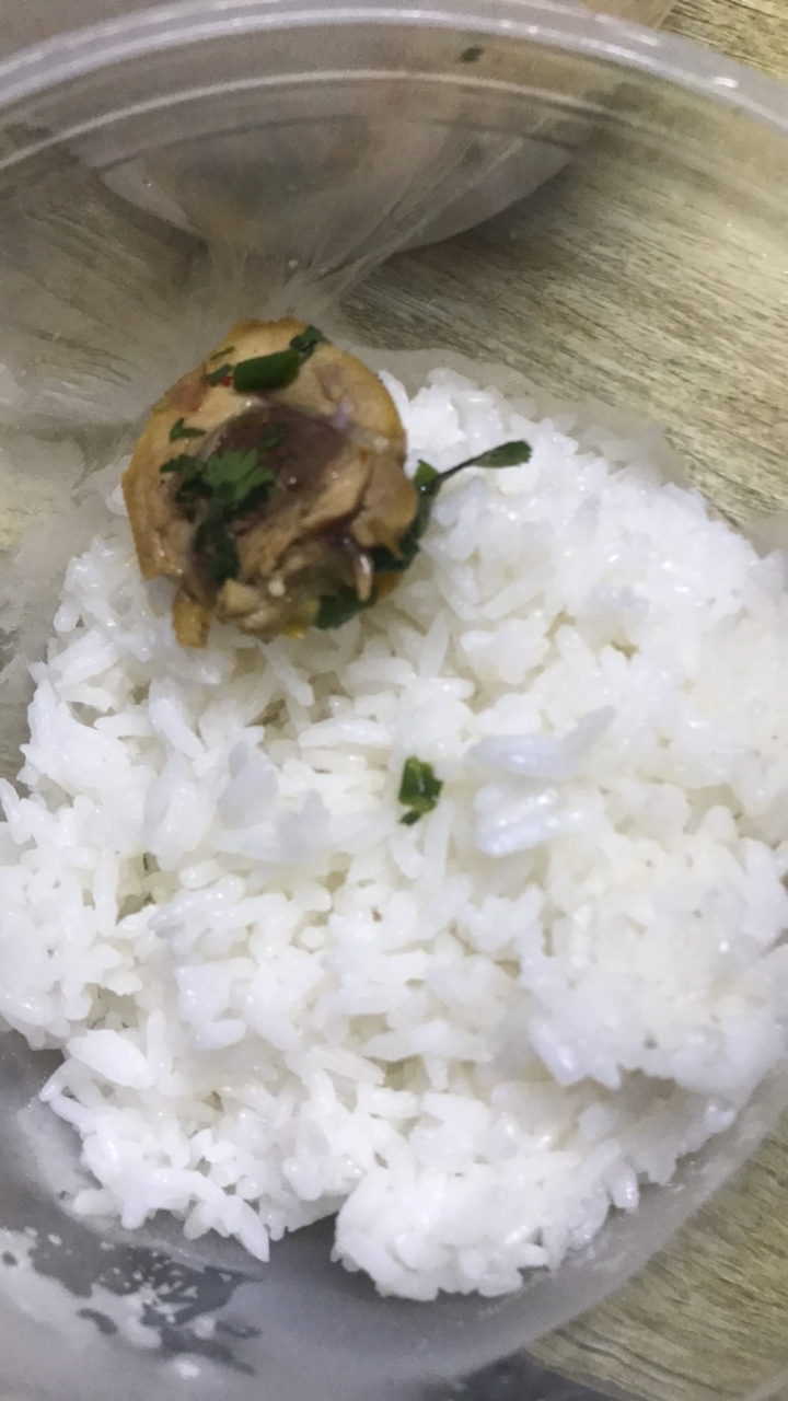 十块钱两个鸡腿，两块钱米饭，又是一餐了


25 / 作者:嘿细 / 