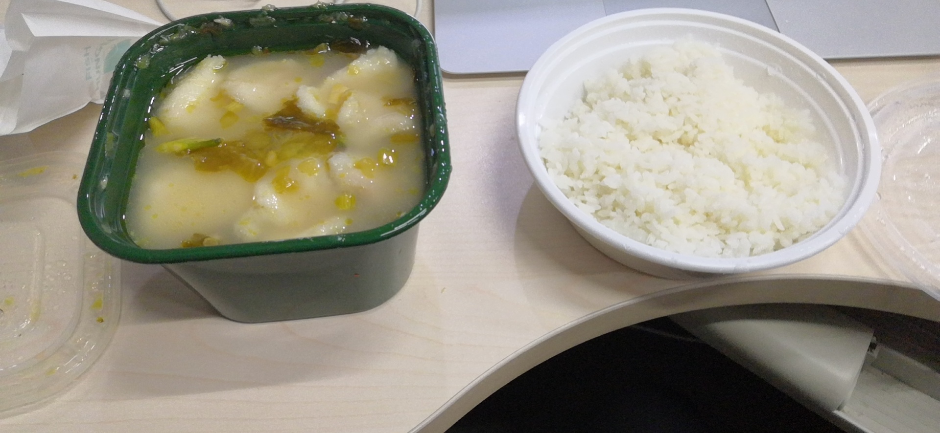 晚上加班，想节约一点下班回家吃饭。诶，连续几天，认识的一个南航的妹子每晚都我点外89 / 作者:Pein丶培 / 