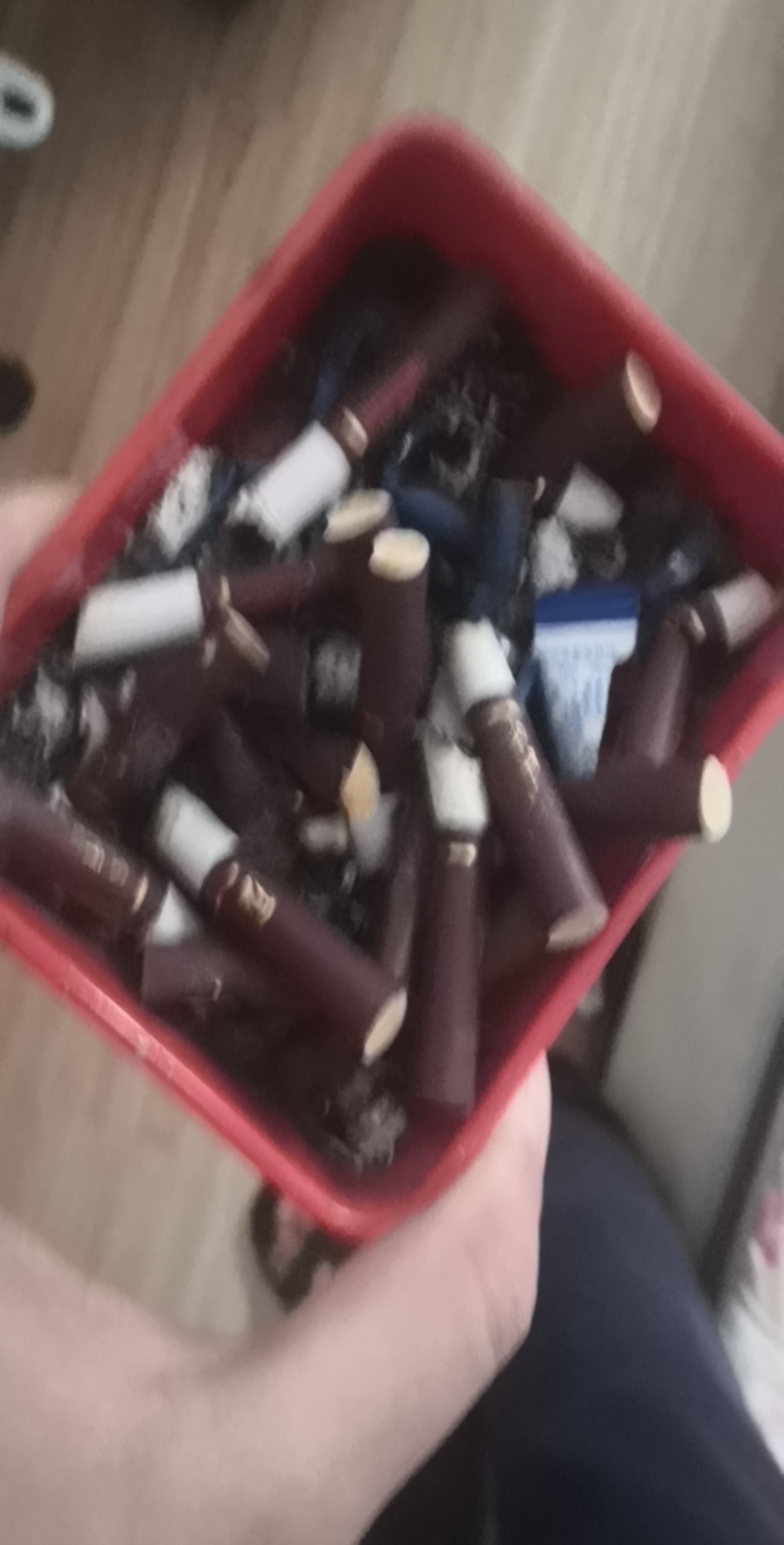 有没有老哥跟我一样抽烟留一点的

89 / 作者:肥宅泡沫水 / 