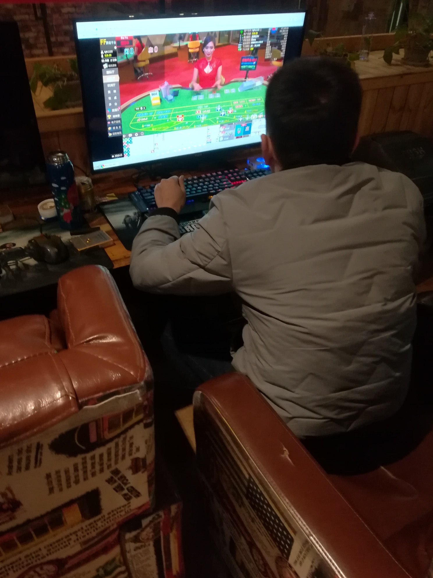 口罩生意很好，去网吧继续战

98 / 作者:撸口子到死 / 