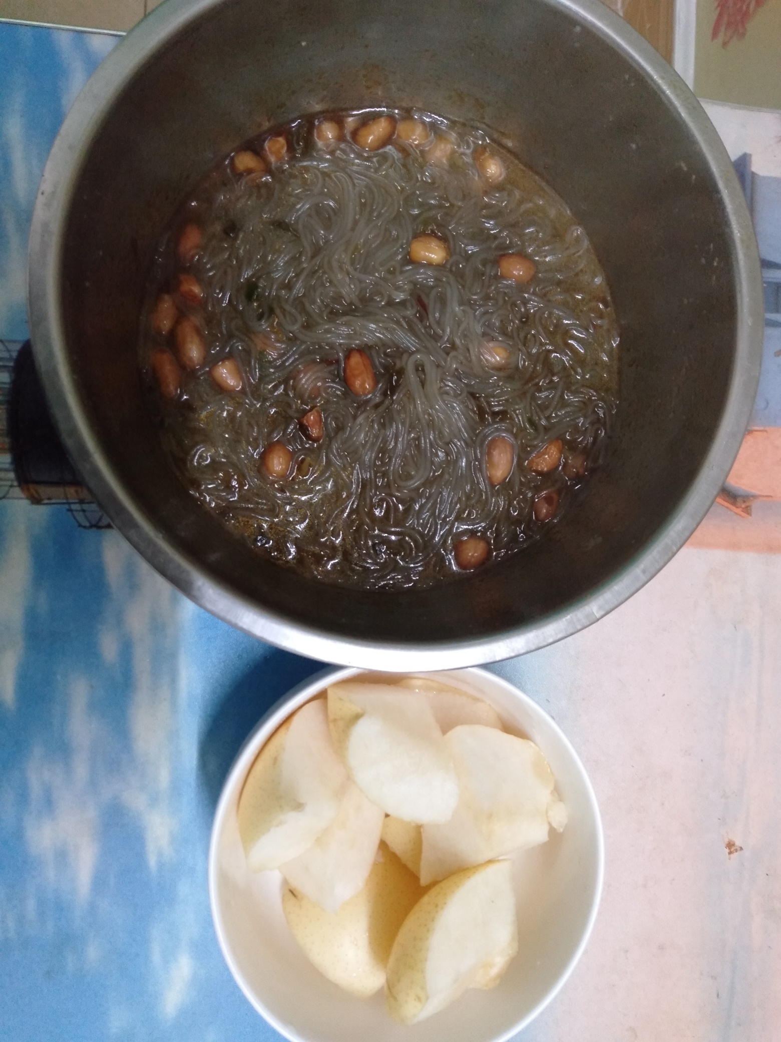 饿了，吃点米线跟香梨

65 / 作者:好运财运一起来 / 