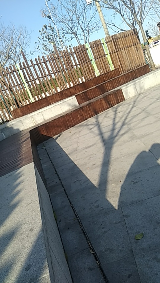 日结贷刚下班，不想住旅馆，网吧不开门，凑合广场上睡吧，加油

61 / 作者:狼哥VS红 / 