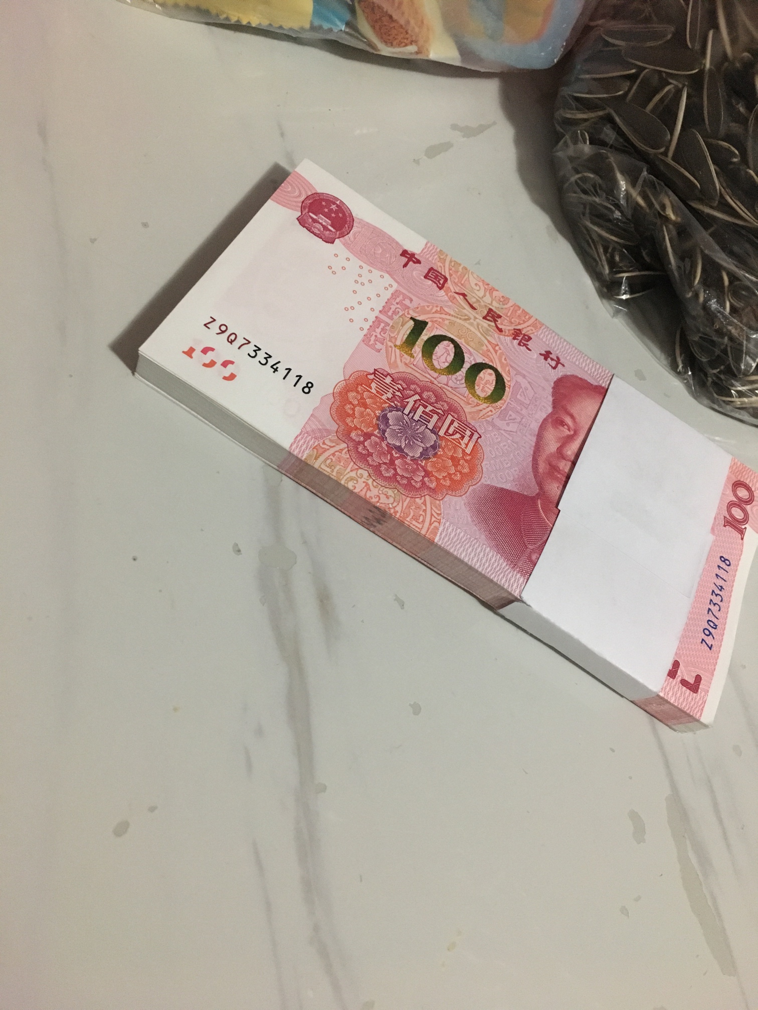 手握3000元现金照片图片