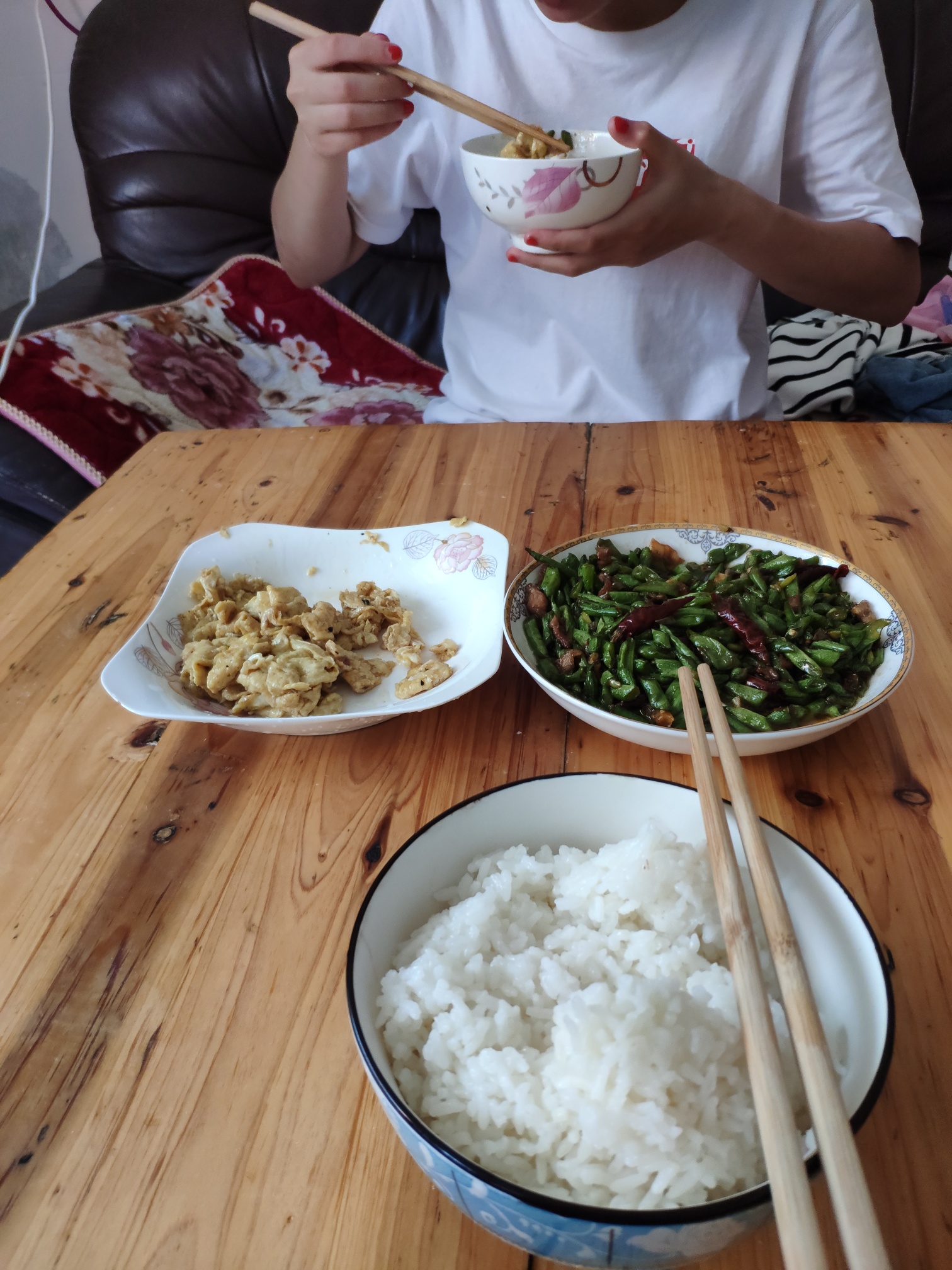 炒了个大排档风味的蒜香麻辣豆角


97 / 作者:纵横四海爱 / 