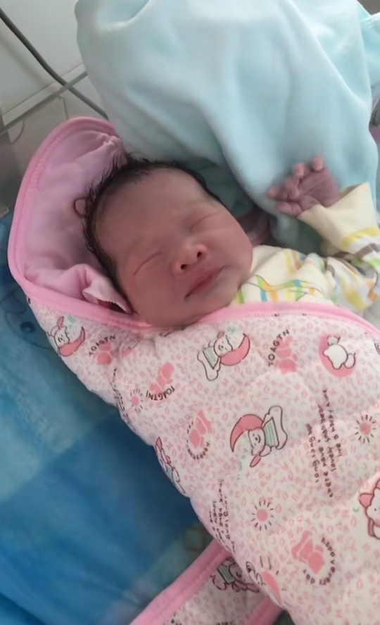 下款女婴一枚
7月14日凌晨1:53分母女平安



49 / 作者:月足无双 / 