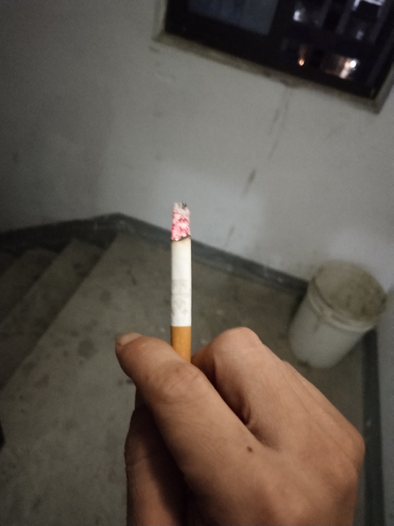 瘫痪在楼道好心人看我可怜赏的烟晚上就在这过夜了