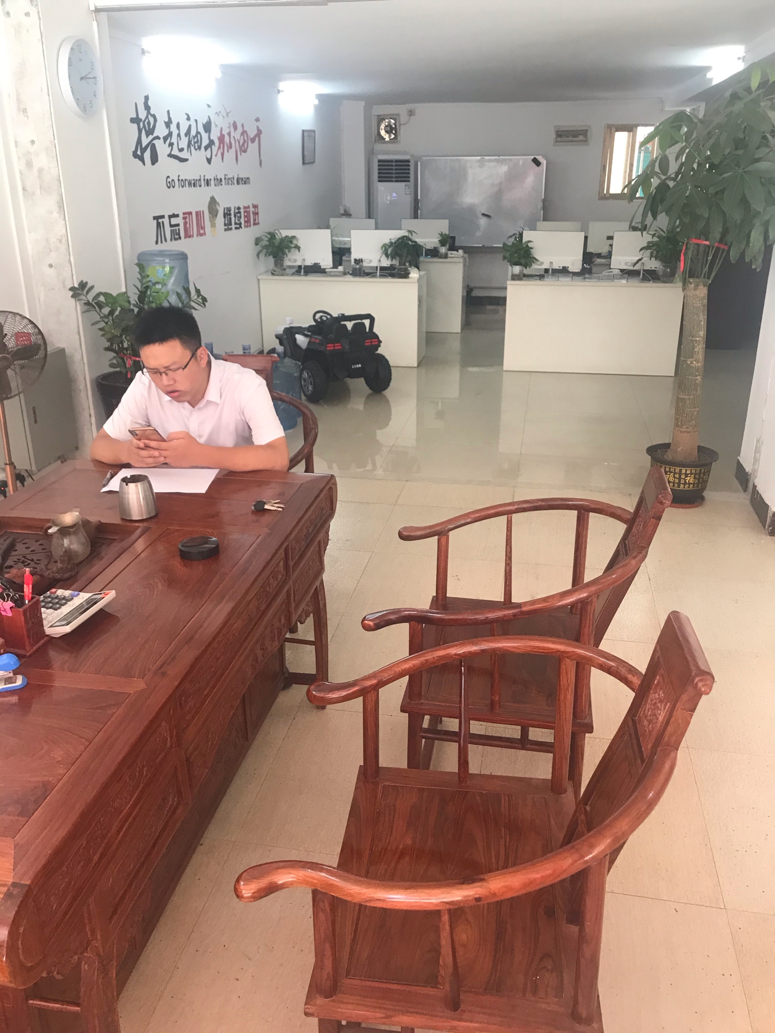 有老哥问我，我是怎么过来的，我曾经和你们一样断粮断烟，每天就撸贷，后来发现越来约52 / 作者:中融理财～李飞 / 