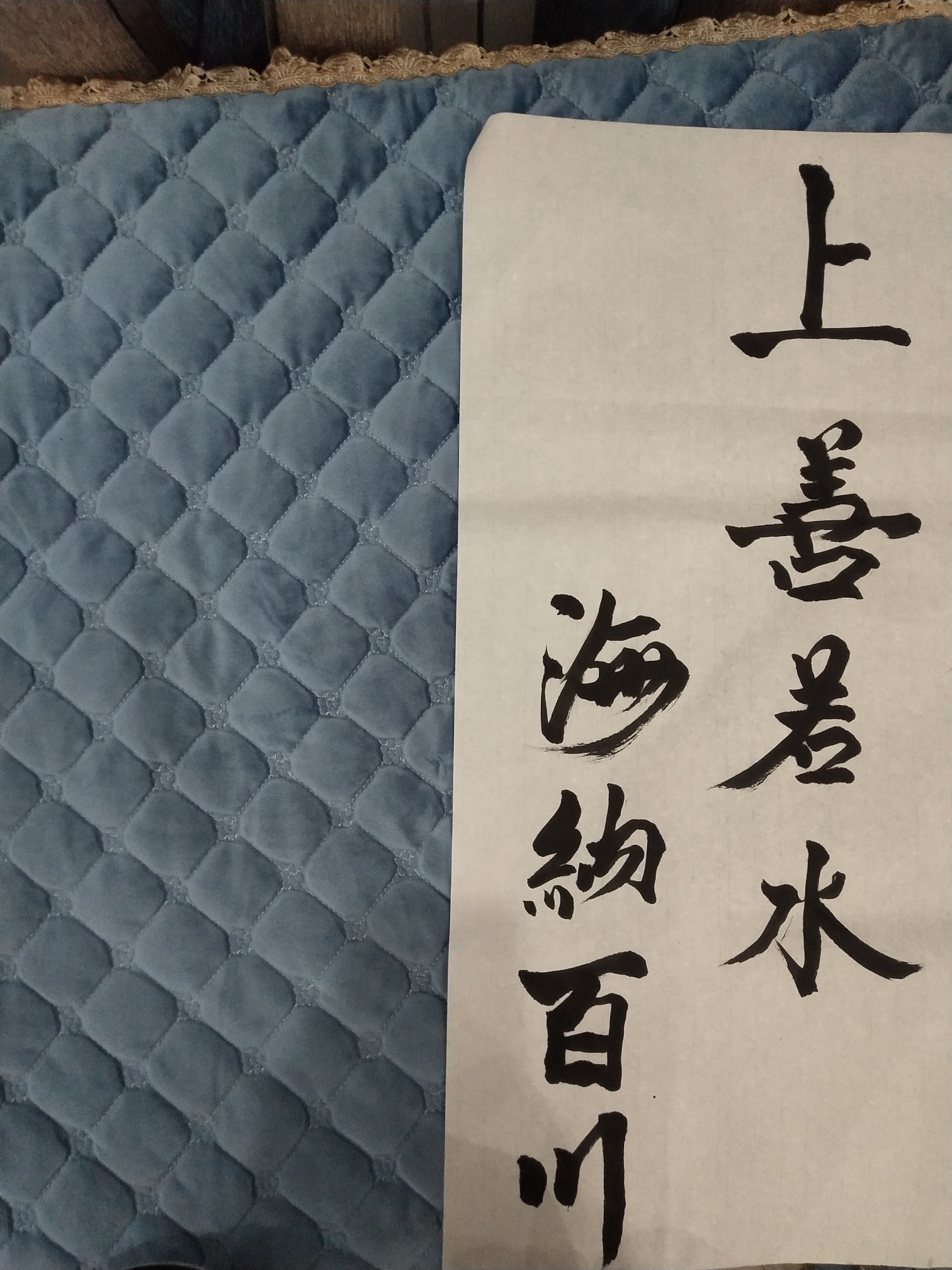 男人的辛酸只在酒意起时一瞬间流露，
知辛酸，只是想与人碰杯共勉。
落杯酒醒，一切重25 / 作者:孤独de人 / 