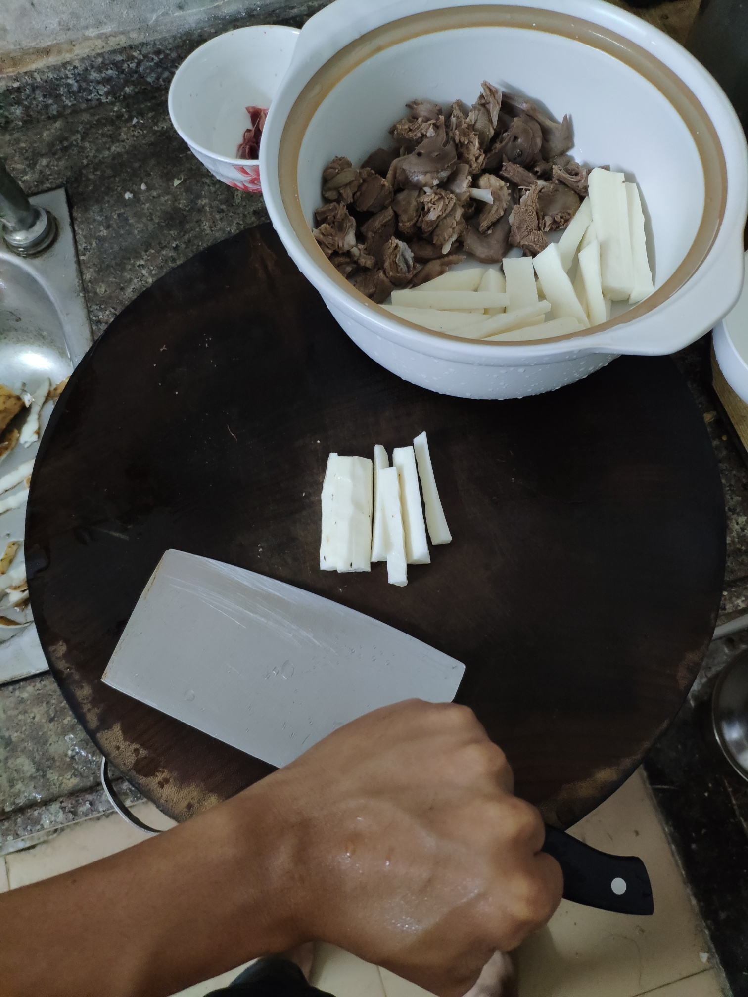 用白酒过滤了一道水的鸽子，开煮“当归乳鸽汤” 



30 / 作者:纵横四海爱 / 