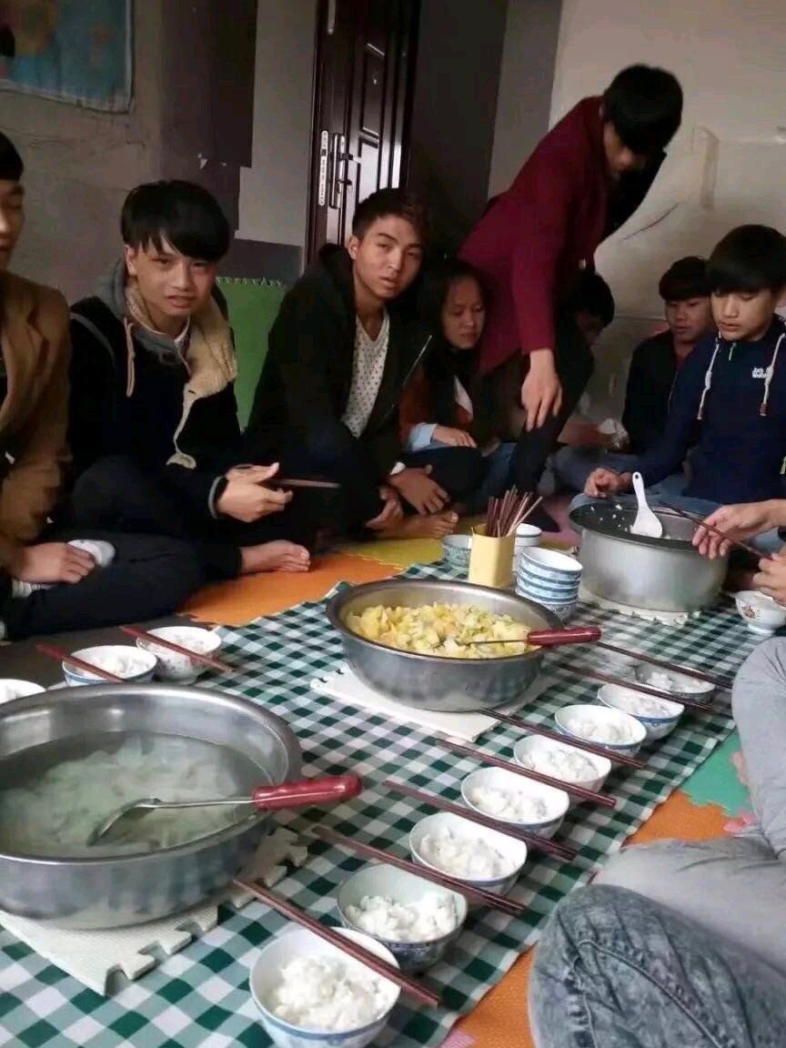 开饭了开饭了，找了个工作，刚来就有饭吃，还让我好好干，挣大钱，不过吃饭前要喊口号85 / 作者:江河故人 / 