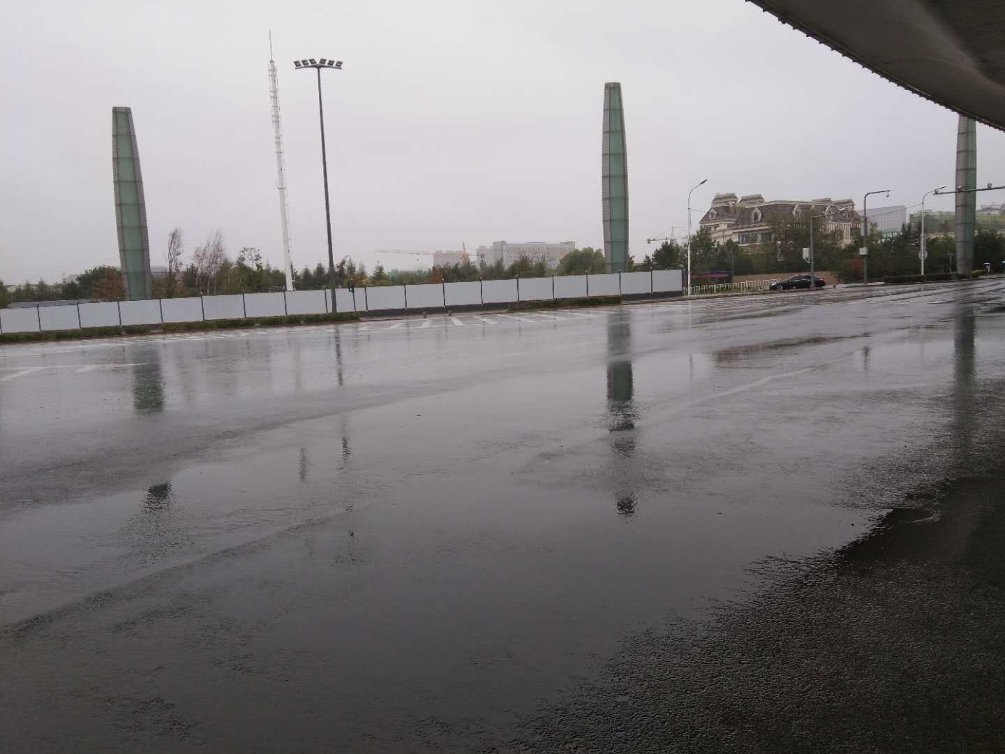顶着大雨工作了一天 骑小电瓶车送泉阳泉大桶水  雨太大了雨衣根本不管用 身上一天都是60 / 作者:奔跑的鸡哥 / 
