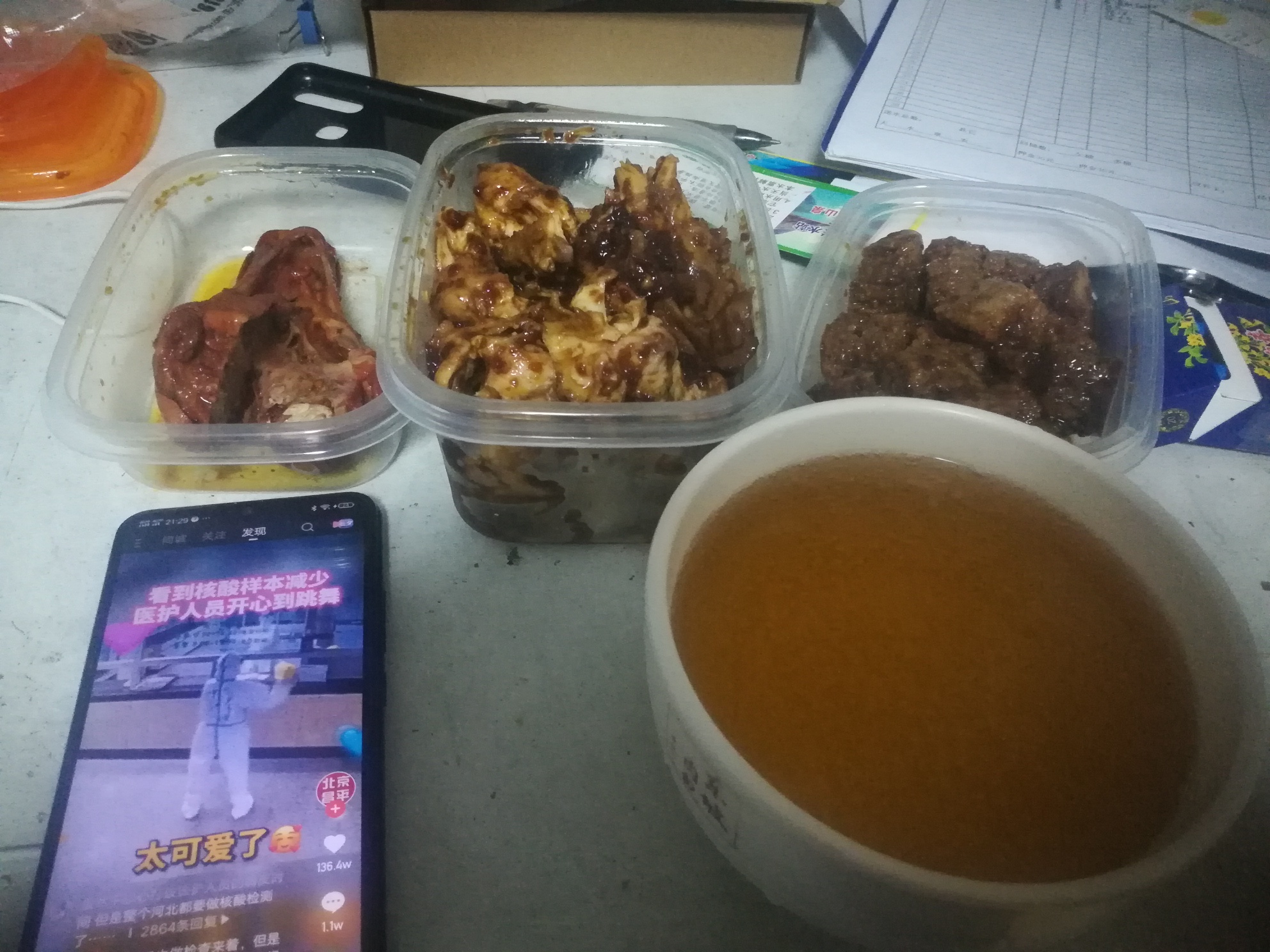 顶着大雨工作了一天 骑小电瓶车送泉阳泉大桶水  雨太大了雨衣根本不管用 身上一天都是59 / 作者:奔跑的鸡哥 / 