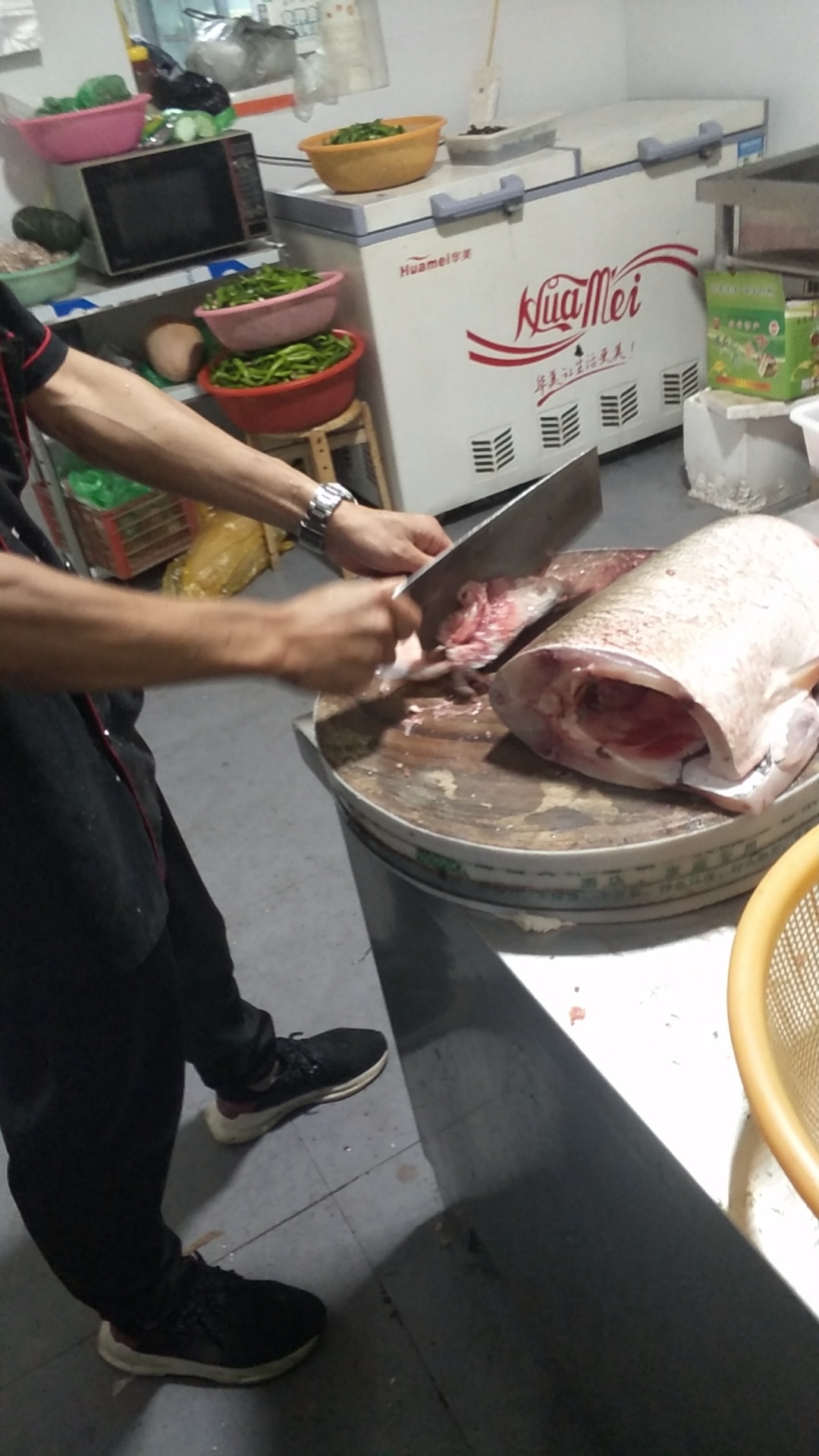 卡农的老哥们有多少是想一夜暴富的，举手，本人天天在想，无奈啊，天天漫无目的，魂不49 / 作者:何陈文 / 