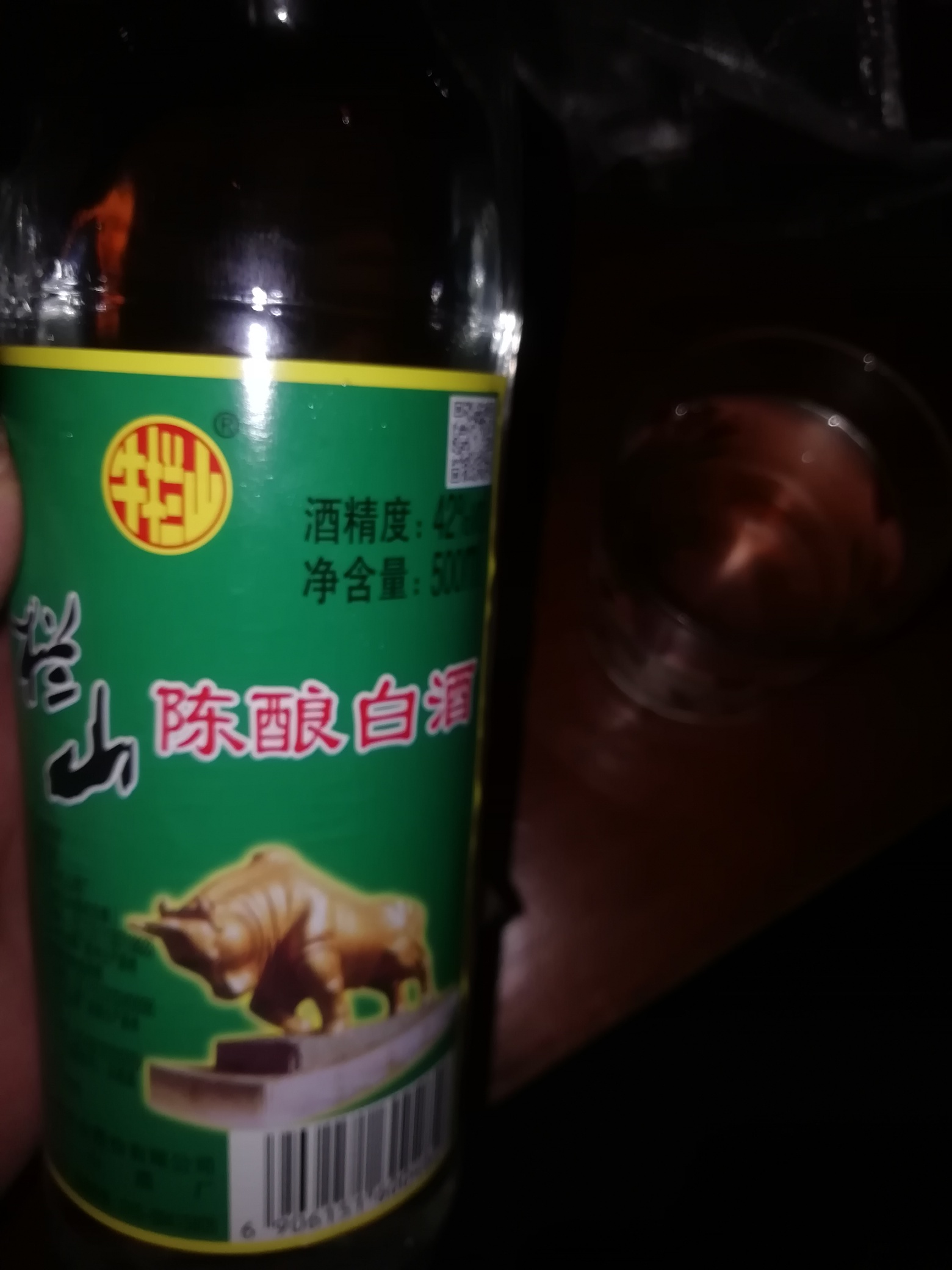 和家人聊着聊着，白酒一小瓶一口干了，
呵呵呵呵，呵呵
说多了都是泪

95 / 作者:酒肉和尚 / 