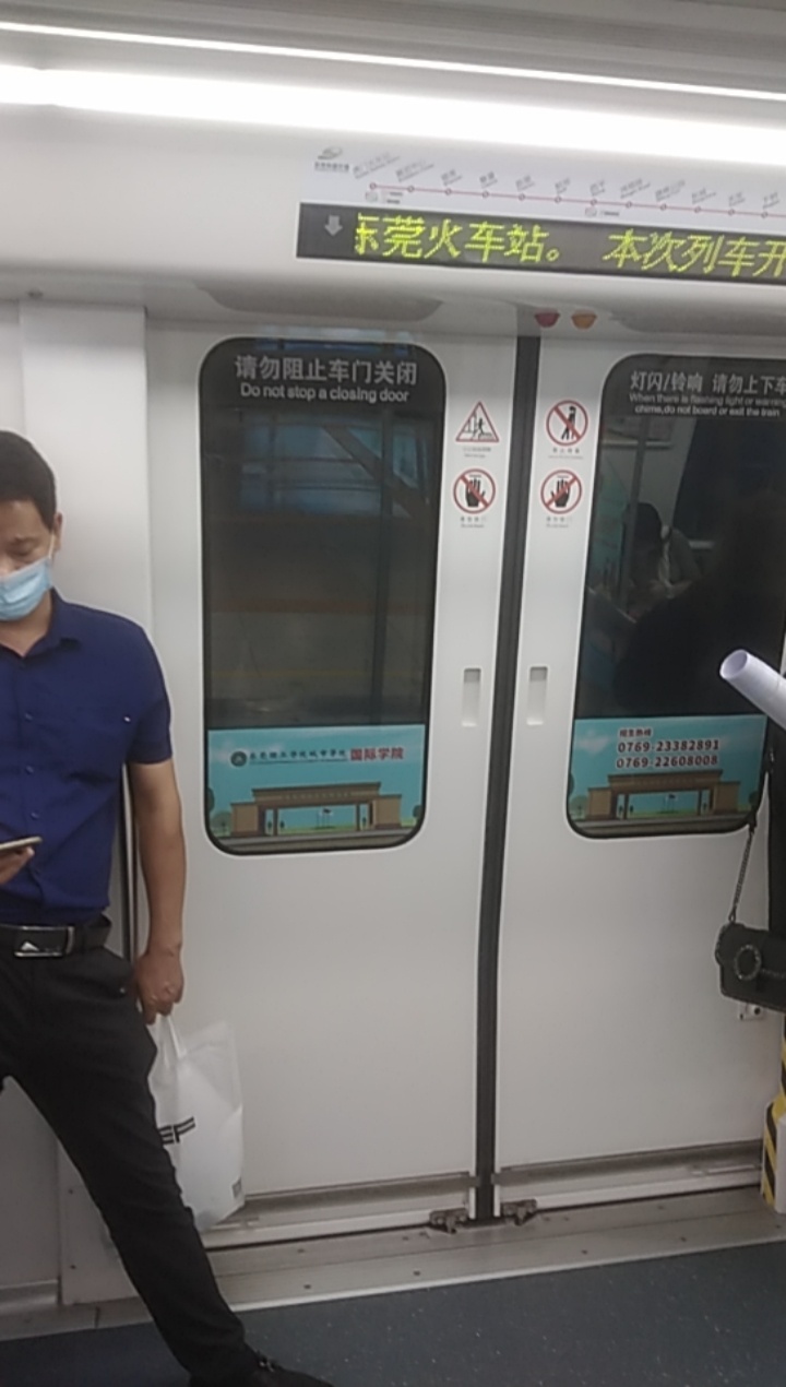 东莞地铁有这个点在这班地铁上老哥报名泡面一桶

56 / 作者:虚伪的微笑 / 