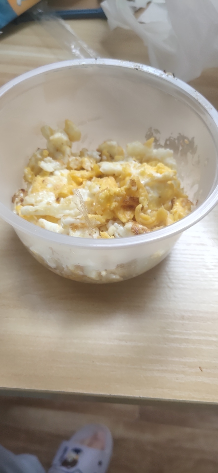 我是真的惨家里没米就三个鸡蛋然后煎了三个鸡蛋今天的一天饭就算过去