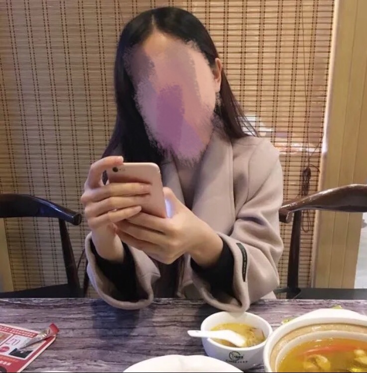 认识了快一个月的少妇  吃完饭她说去开房，想问她借钱 不知道该借多少合适 已经借了3061 / 作者:x哦c / 