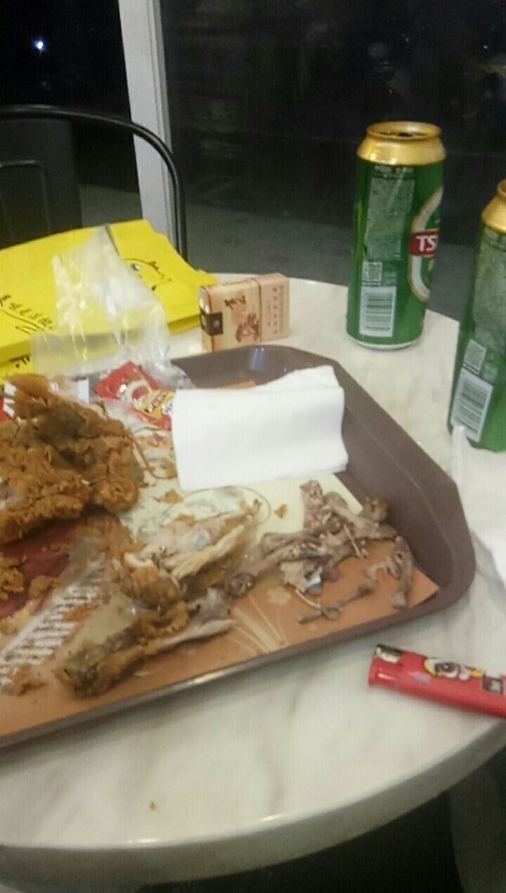 反复纠结了一晚上 还是开口跟堂哥借钱了 然后聊了一下近况 被骂了 但是很暖心 除了父42 / 作者:勉强帅气 / 