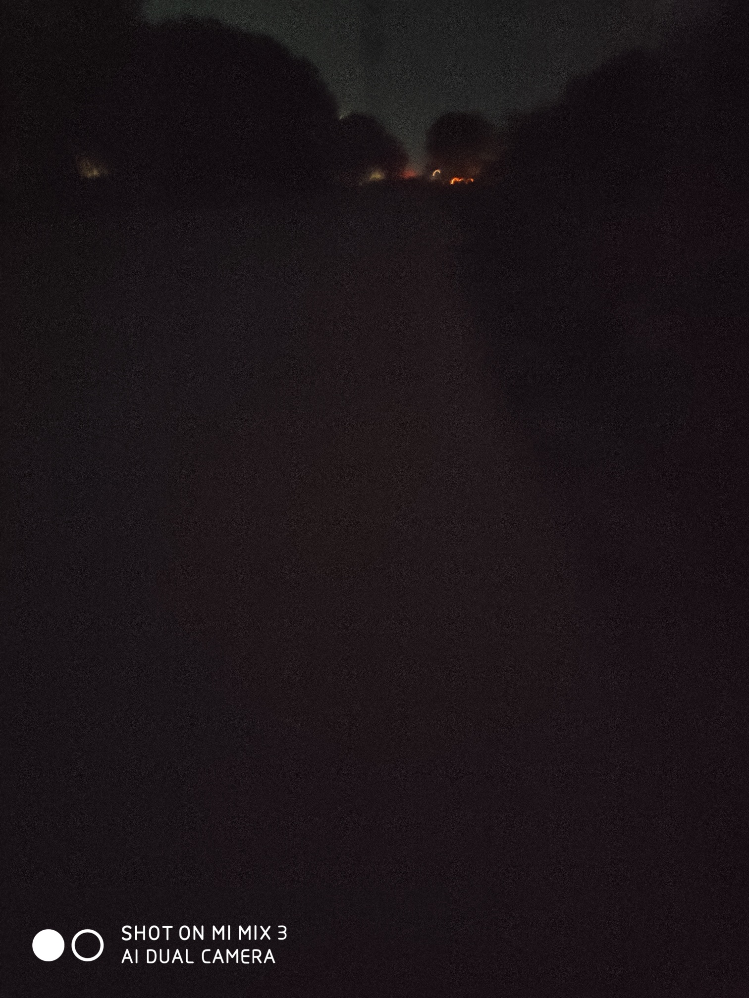 走累了，想躺路边就这样睡了

4 / 作者:太难了99 / 