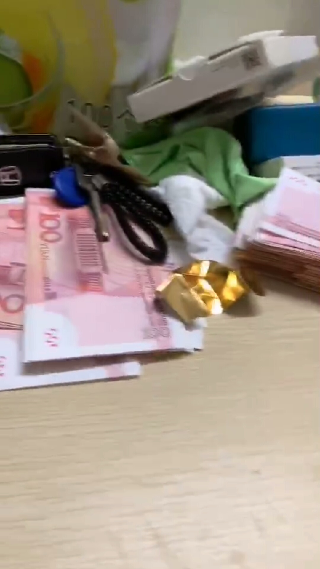 老哥们谁有一万以上现金实拍图片来一张，不做坏事，安抚老人心，不赌赔过钱，努力吧十37 / 作者:天选哥 / 