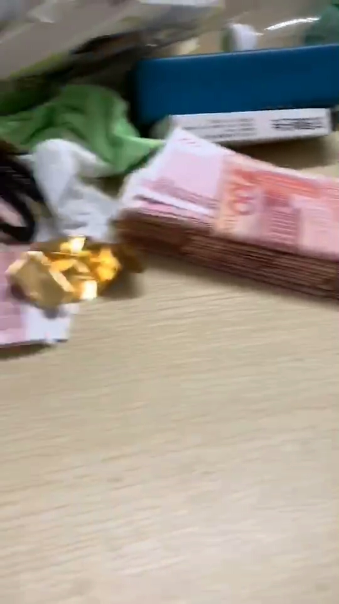 老哥们谁有一万以上现金实拍图片来一张，不做坏事，安抚老人心，不赌赔过钱，努力吧十0 / 作者:天选哥 / 