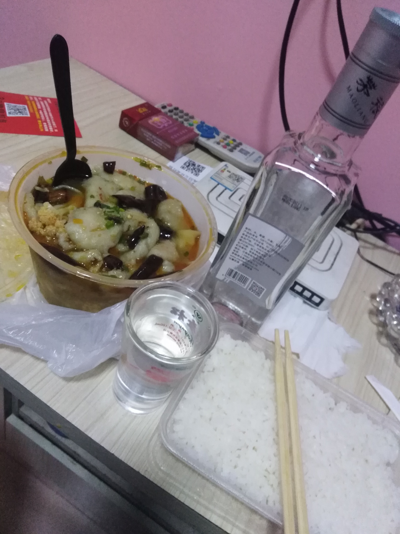 按照惯例，朋友圈先吃！今天有点冷，下着小雨，点个酸菜鱼喝点小酒暖和暖和！

1 / 作者:老刘家小轩轩 / 