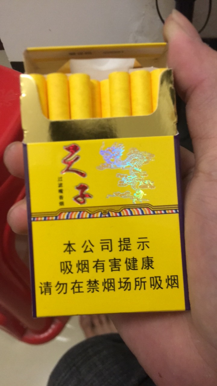 大半夜的,没烟抽了,外边冷,还没有开门的商店,早知道多买一盒