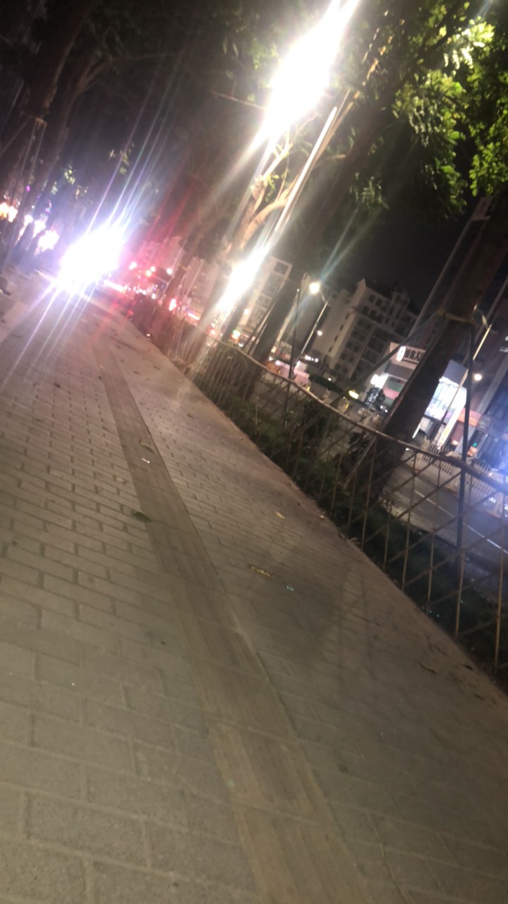 深圳的街头，好冷   来生不入人间

49 / 作者:老衲要射了 / 