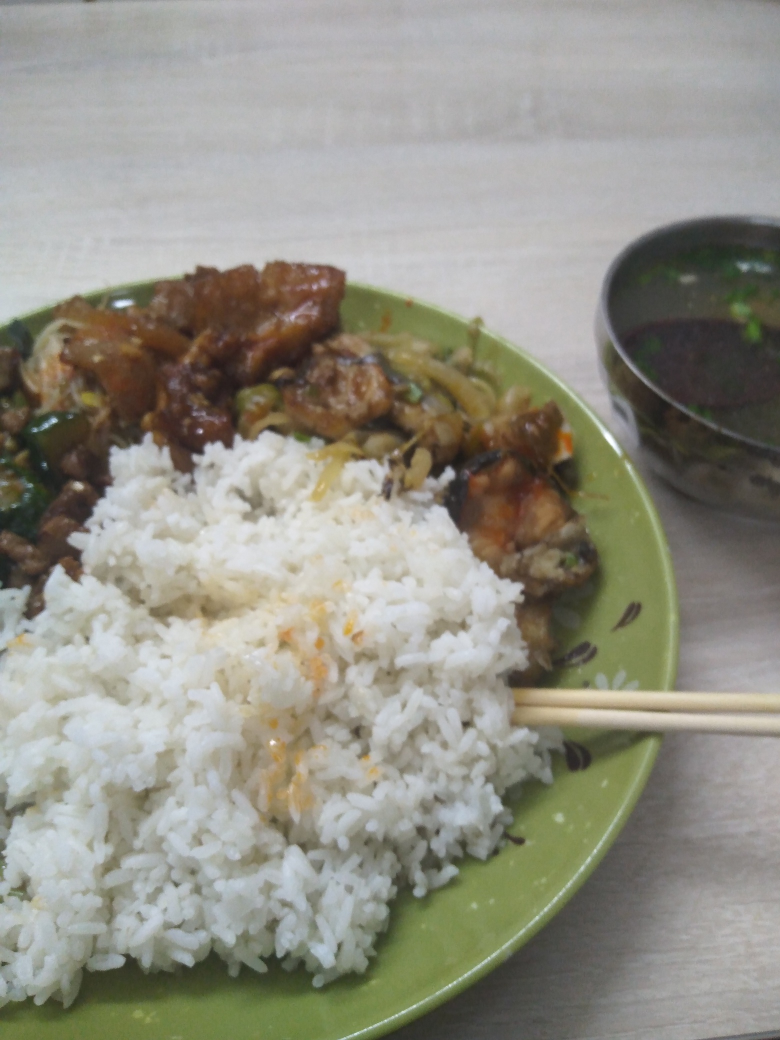 几天来第一顿饭，在网吧吃泡面吃吐了，不知不觉也混成了真老哥了，好难，只能说加油吧70 / 作者:恍恍惚惚股份 / 