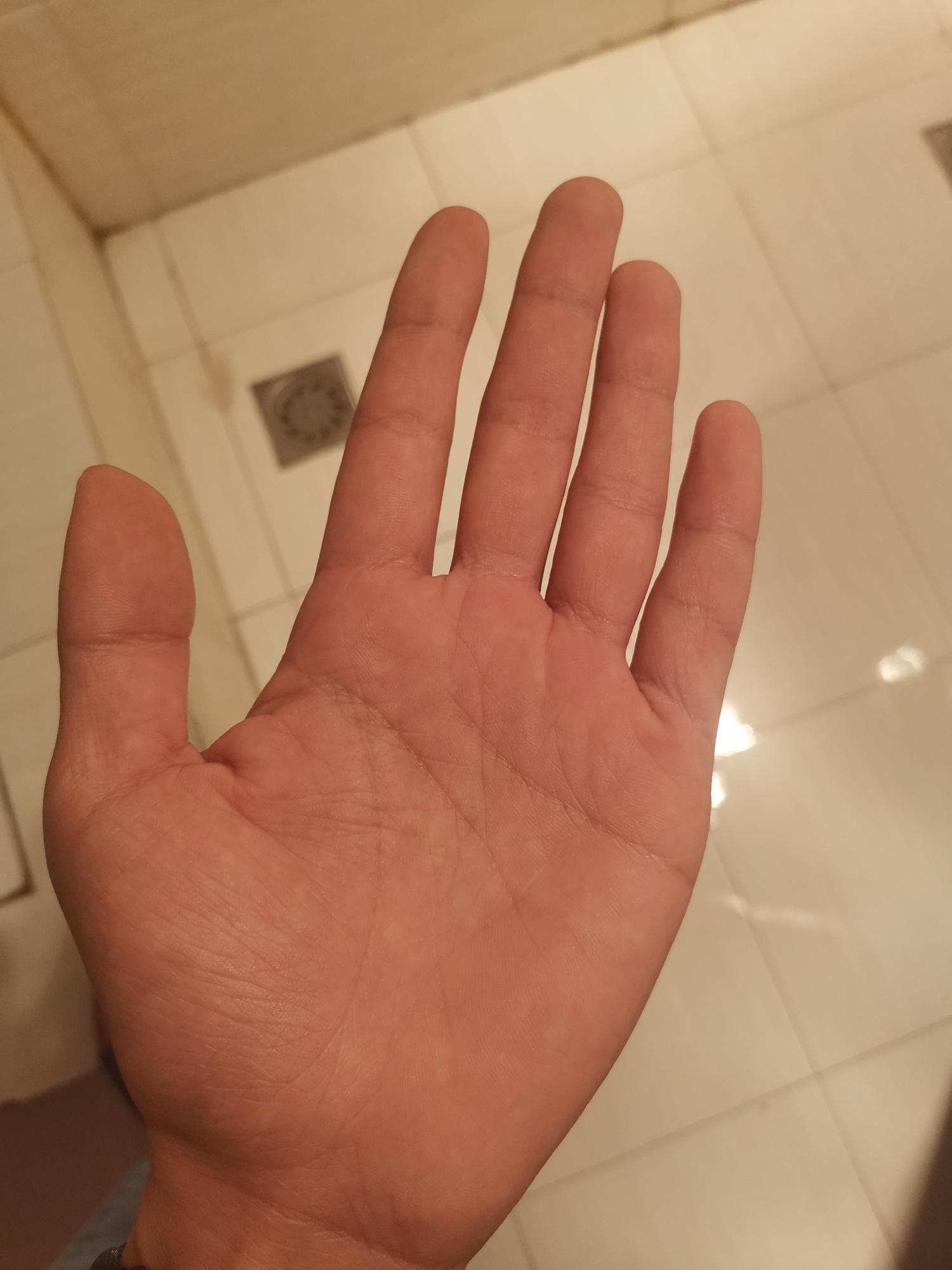 来了来了，看手相来了，摆摊开始了。信不信由你，漏出你的手掌来，喷子勿扰，说散财，13 / 作者:帅哥xwxwxs / 