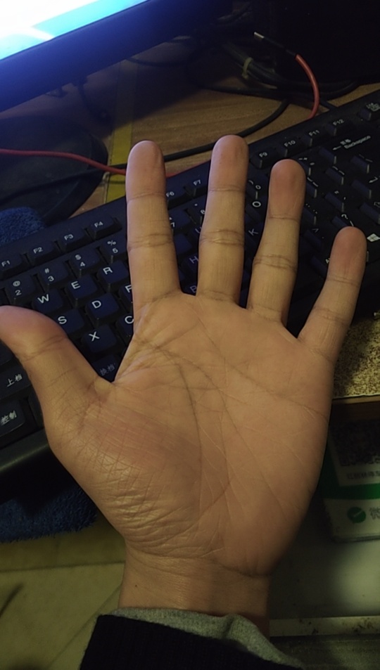 来了来了，又开始摆摊了。免费看手相，但是打赏的说得详细点
80 / 作者:早点休息早点睡 / 