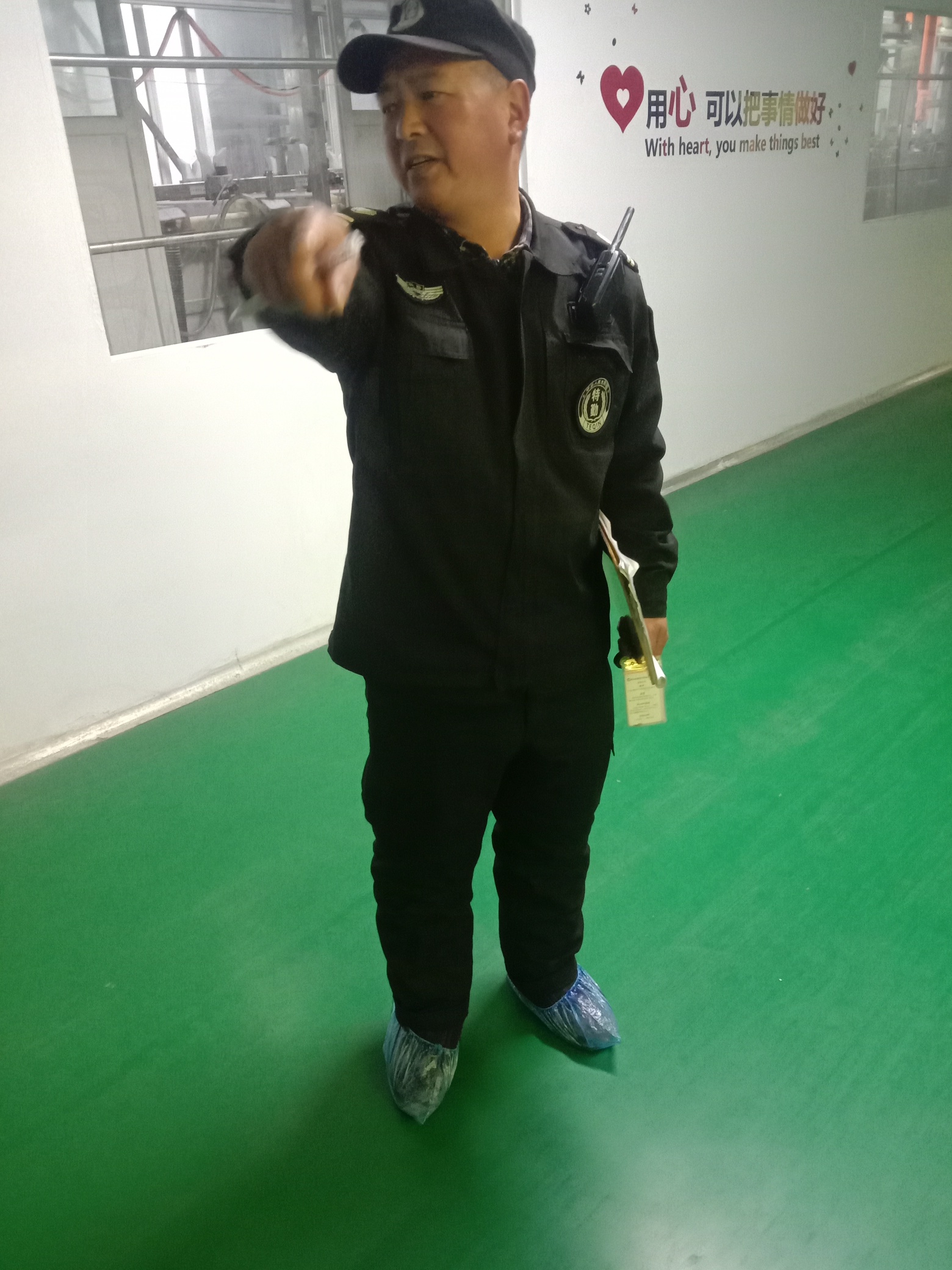 在厂里好难！一个宿舍的，话都没说几句，开个口很难！烟都没得抽诶！今天还被保安抓住92 / 作者:清晨的酒 / 