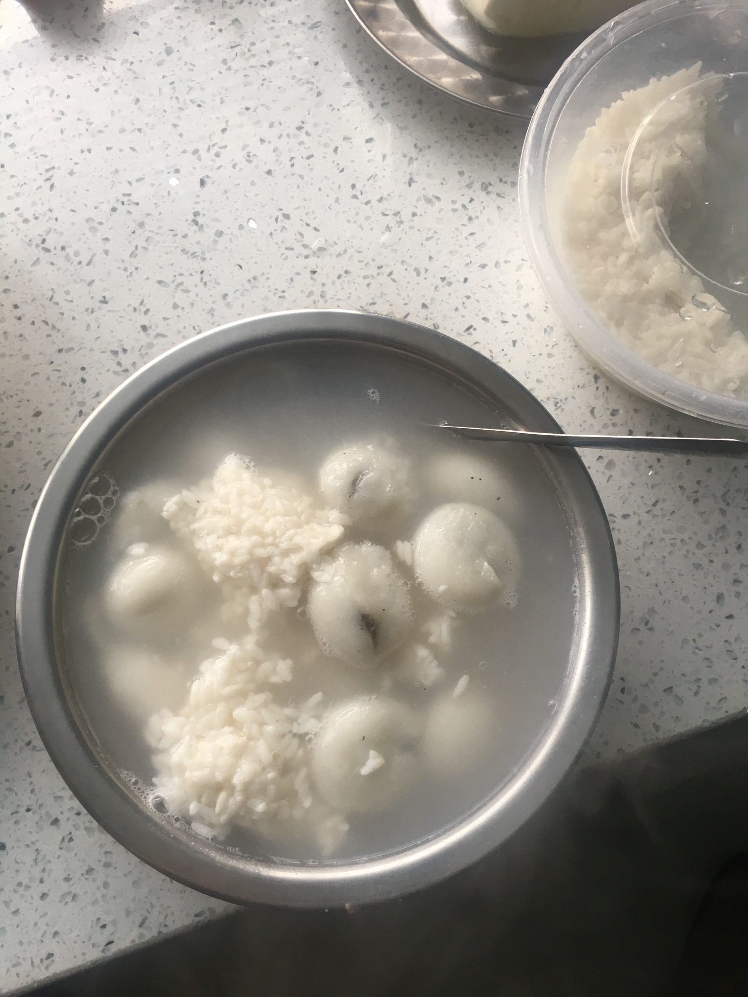 大年初一，一个人的新年，一碗酒酿汤圆，卡农老哥先吃，再苦再难，希望2021年能是个好13 / 作者:香蕉笨NaNa / 